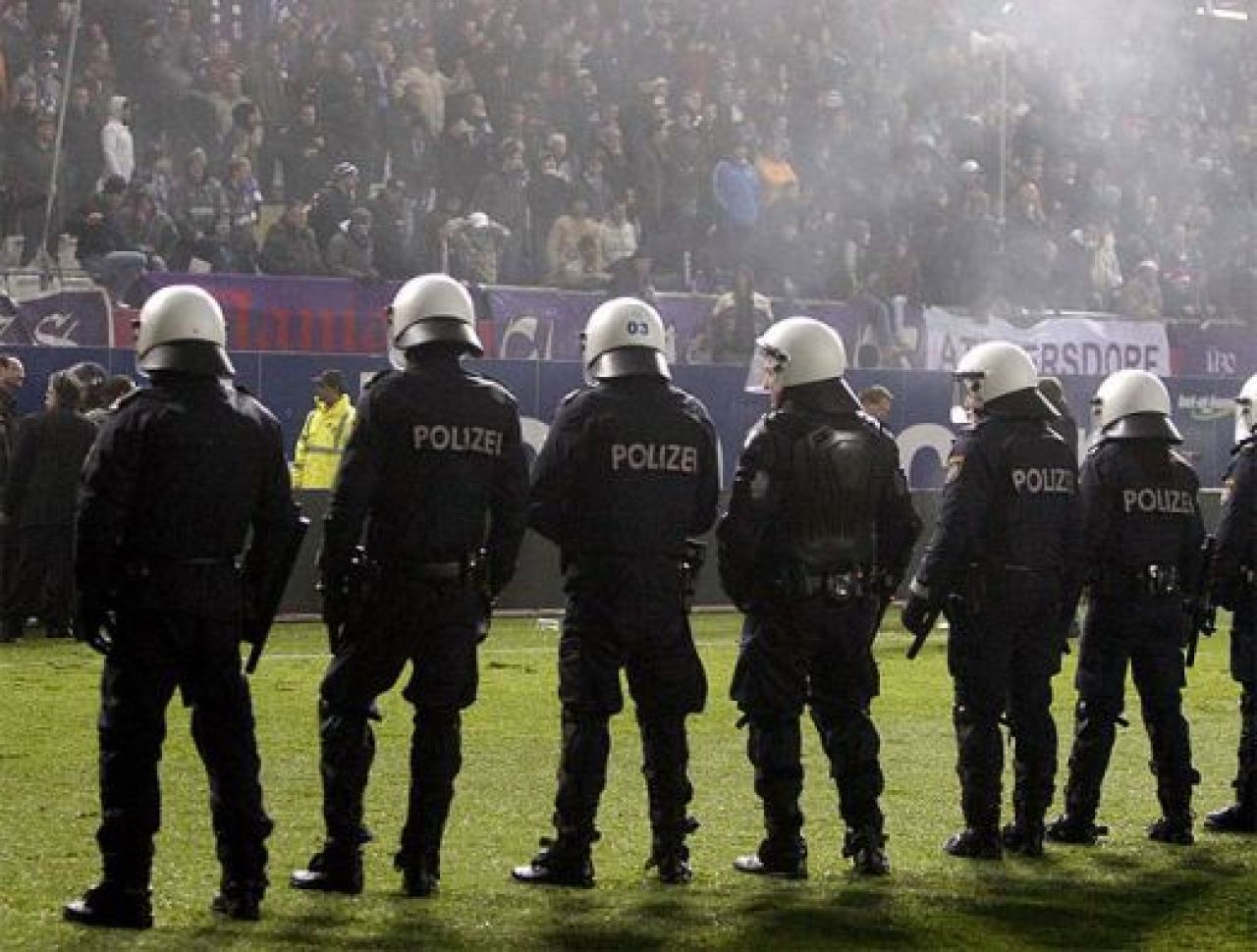 FOTO Ultrasii austrieci au invadat terenul la Austria Viena - Bilbao!_7