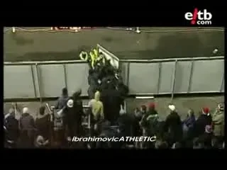 VIDEO / Militantii neo-nazisti au oprit meciul Austria Viena - Athletic Bilbao!