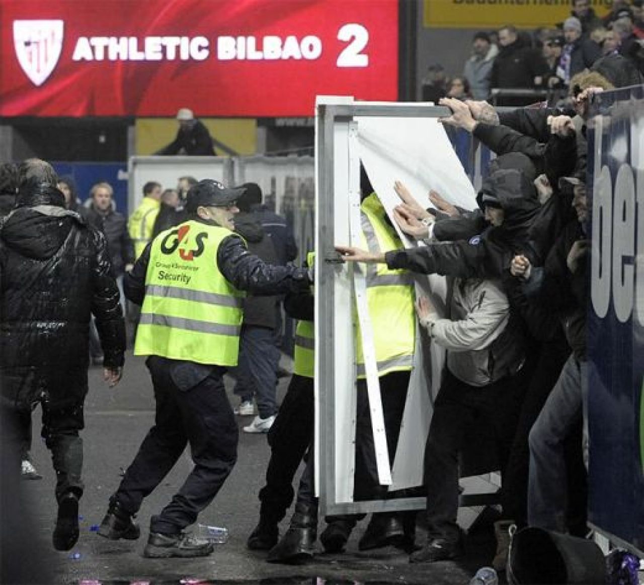 VIDEO / Militantii neo-nazisti au oprit meciul Austria Viena - Athletic Bilbao!_8