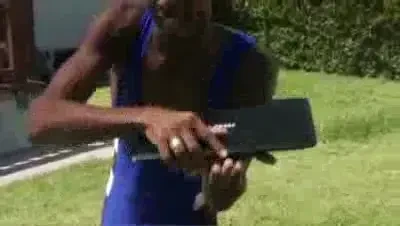 Asta e noul sport national: campionatul mondial de prins laptopul cu FUNDUL!