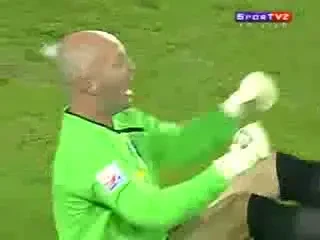 VIDEO / Calare pe situatie! Vezi cum s-a bucurat portarul lui Auckland dupa un gol!