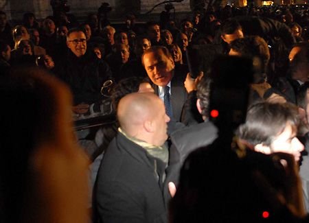 FAZA ZILEI! VIDEO: Imagini socante in Italia! Berlusconi, lovit in fata si umplut de sange!_7