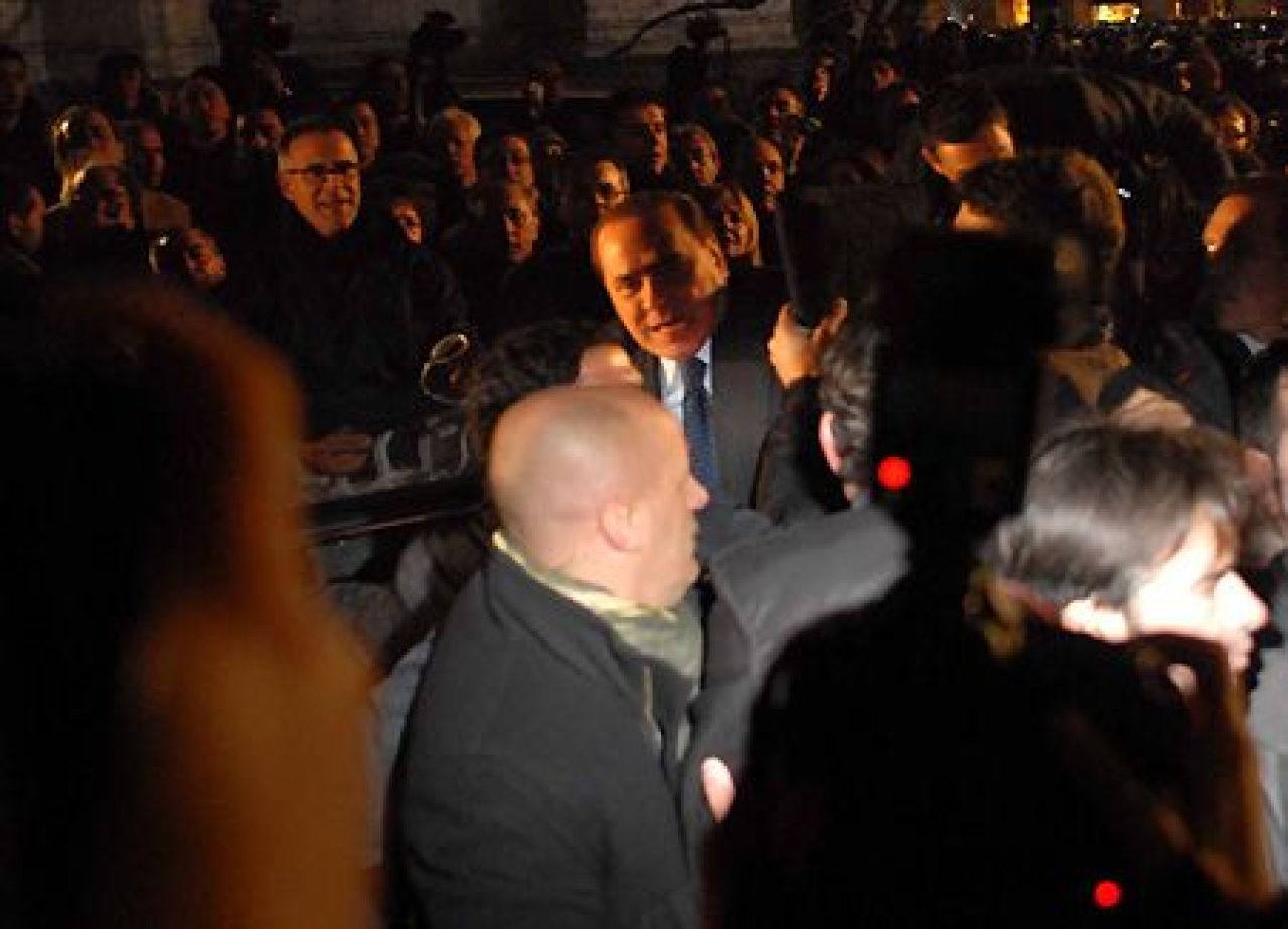 FAZA ZILEI! VIDEO: Imagini socante in Italia! Berlusconi, lovit in fata si umplut de sange!_7