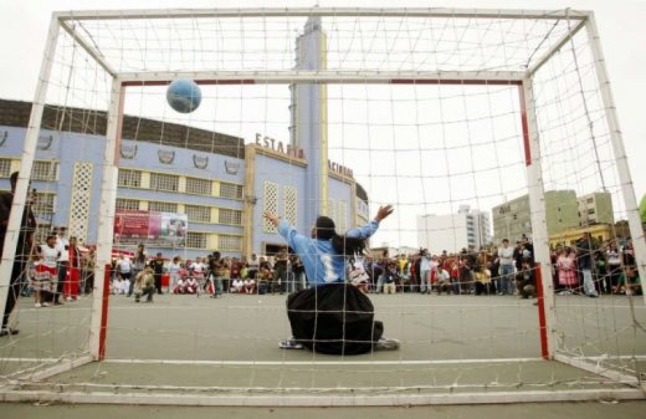 FOTO SENZATIE! Din tara fostului stelist, Mendoza: Cum stiu sa faca show la fotbal femeile din Peru!_7