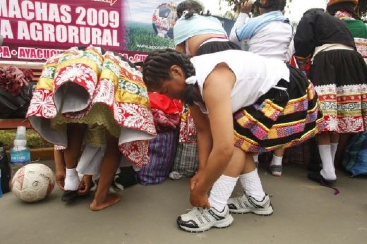 FOTO SENZATIE! Din tara fostului stelist, Mendoza: Cum stiu sa faca show la fotbal femeile din Peru!_9