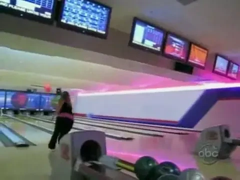 IREAL! Cum a spart o blonda peretele la o partida de bowling!