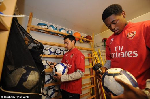 FOTO! Legile lui Wenger: Cele 3 lucruri INTERZISE in vestiarul juniorilor lui Arsenal!_14