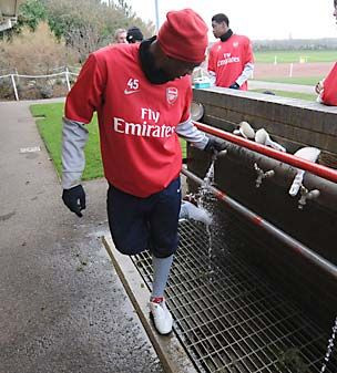 FOTO! Legile lui Wenger: Cele 3 lucruri INTERZISE in vestiarul juniorilor lui Arsenal!_17