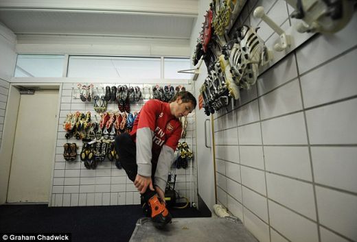 FOTO! Legile lui Wenger: Cele 3 lucruri INTERZISE in vestiarul juniorilor lui Arsenal!_19