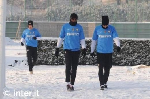 TARE! Eto'o s-a antrenat costumat ca un ninja, Chivu, singurul in pantaloni scurti pe GER la Inter :)_2