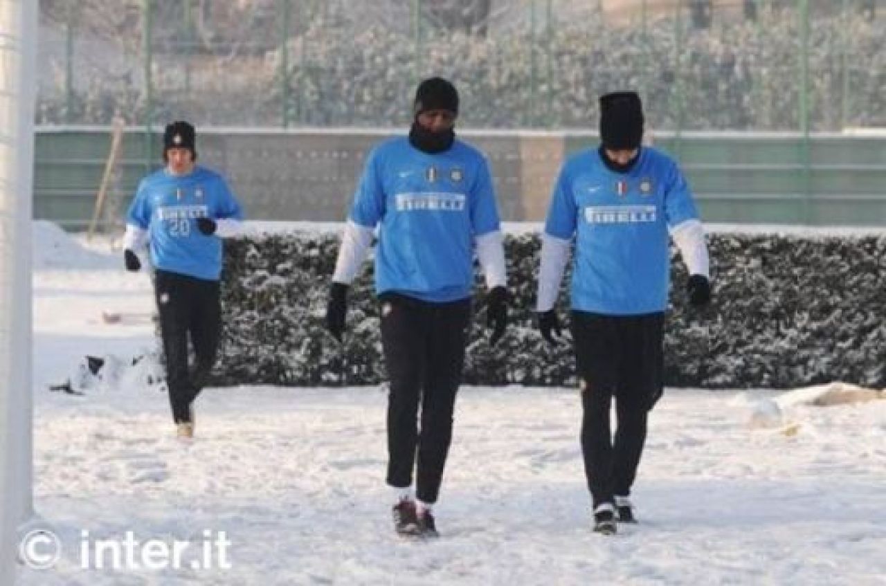 TARE! Eto'o s-a antrenat costumat ca un ninja, Chivu, singurul in pantaloni scurti pe GER la Inter :)_2