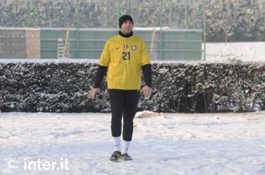 TARE! Eto'o s-a antrenat costumat ca un ninja, Chivu, singurul in pantaloni scurti pe GER la Inter :)_4