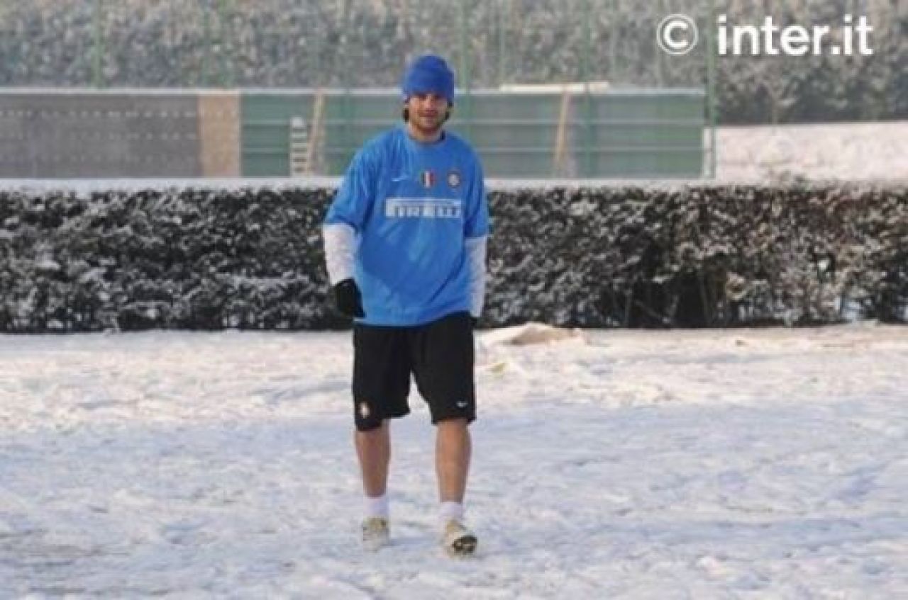 TARE! Eto'o s-a antrenat costumat ca un ninja, Chivu, singurul in pantaloni scurti pe GER la Inter :)_3