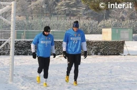 TARE! Eto'o s-a antrenat costumat ca un ninja, Chivu, singurul in pantaloni scurti pe GER la Inter :)_6