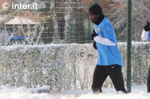 TARE! Eto'o s-a antrenat costumat ca un ninja, Chivu, singurul in pantaloni scurti pe GER la Inter :)_5