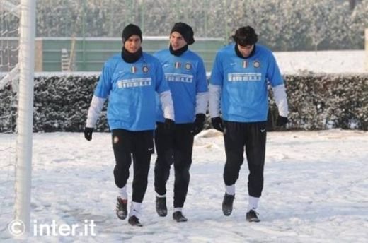 TARE! Eto'o s-a antrenat costumat ca un ninja, Chivu, singurul in pantaloni scurti pe GER la Inter :)_7