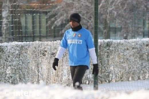TARE! Eto'o s-a antrenat costumat ca un ninja, Chivu, singurul in pantaloni scurti pe GER la Inter :)_8