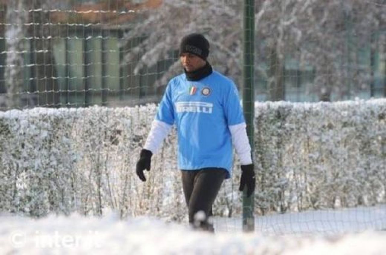 TARE! Eto'o s-a antrenat costumat ca un ninja, Chivu, singurul in pantaloni scurti pe GER la Inter :)_8