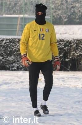 TARE! Eto'o s-a antrenat costumat ca un ninja, Chivu, singurul in pantaloni scurti pe GER la Inter :)_9