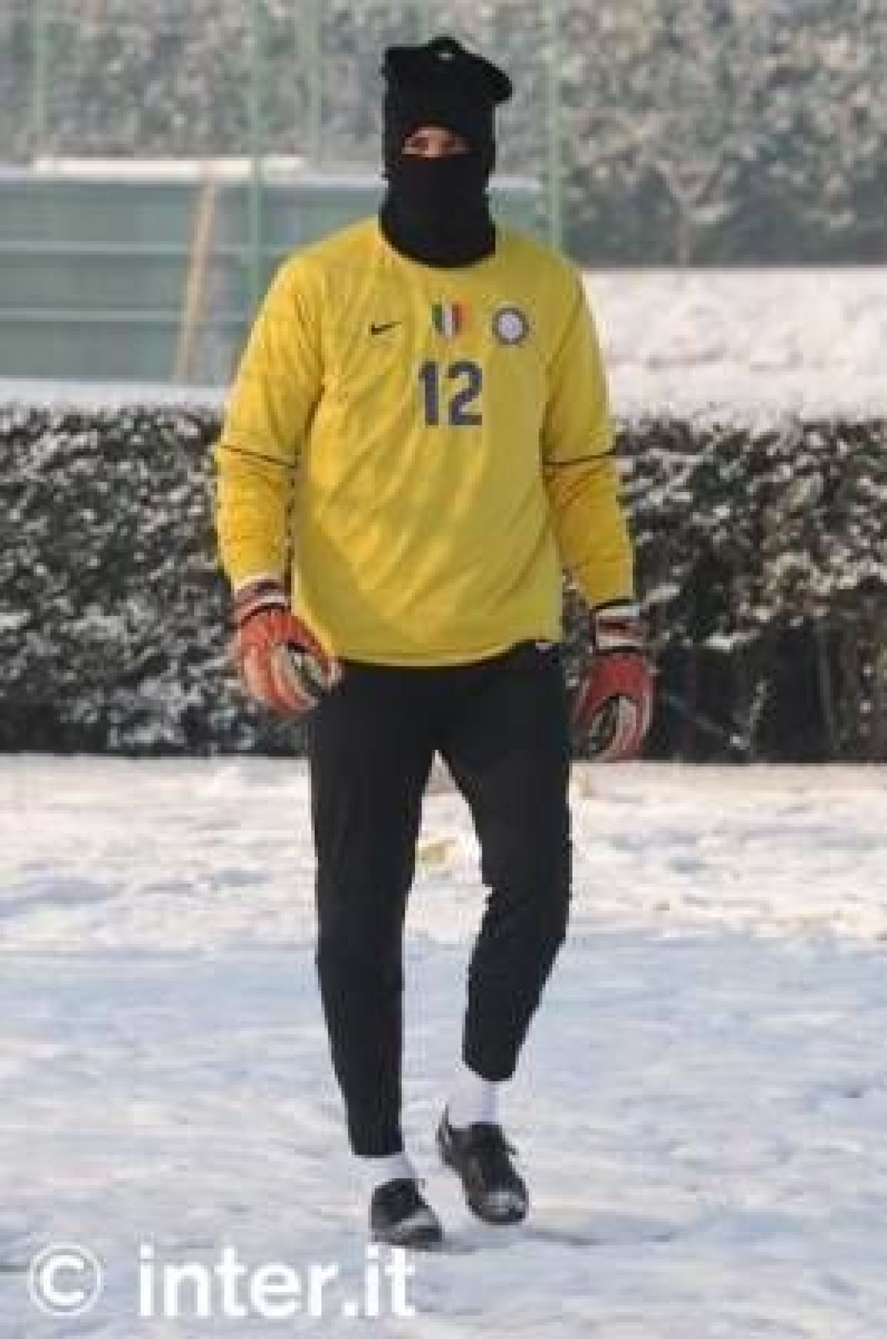 TARE! Eto'o s-a antrenat costumat ca un ninja, Chivu, singurul in pantaloni scurti pe GER la Inter :)_9