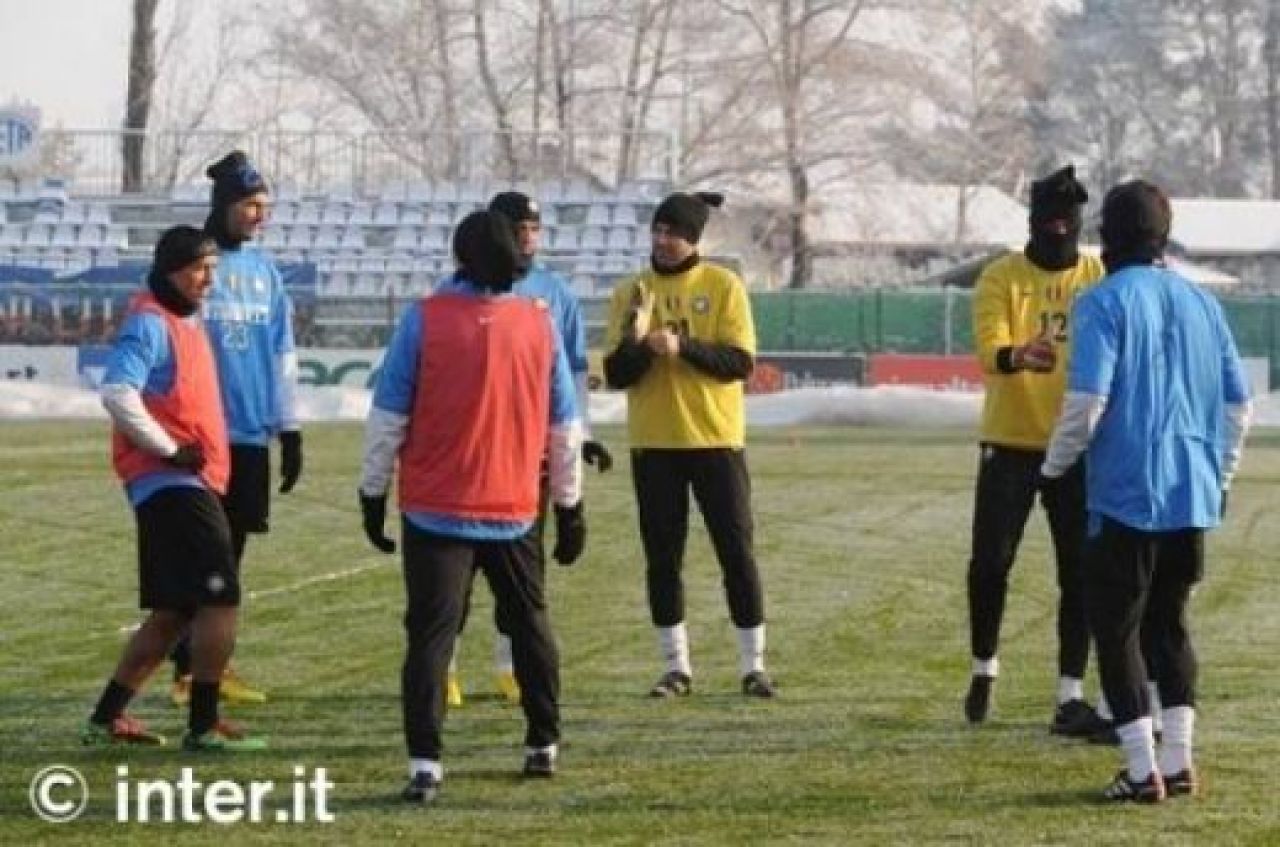 TARE! Eto'o s-a antrenat costumat ca un ninja, Chivu, singurul in pantaloni scurti pe GER la Inter :)_10