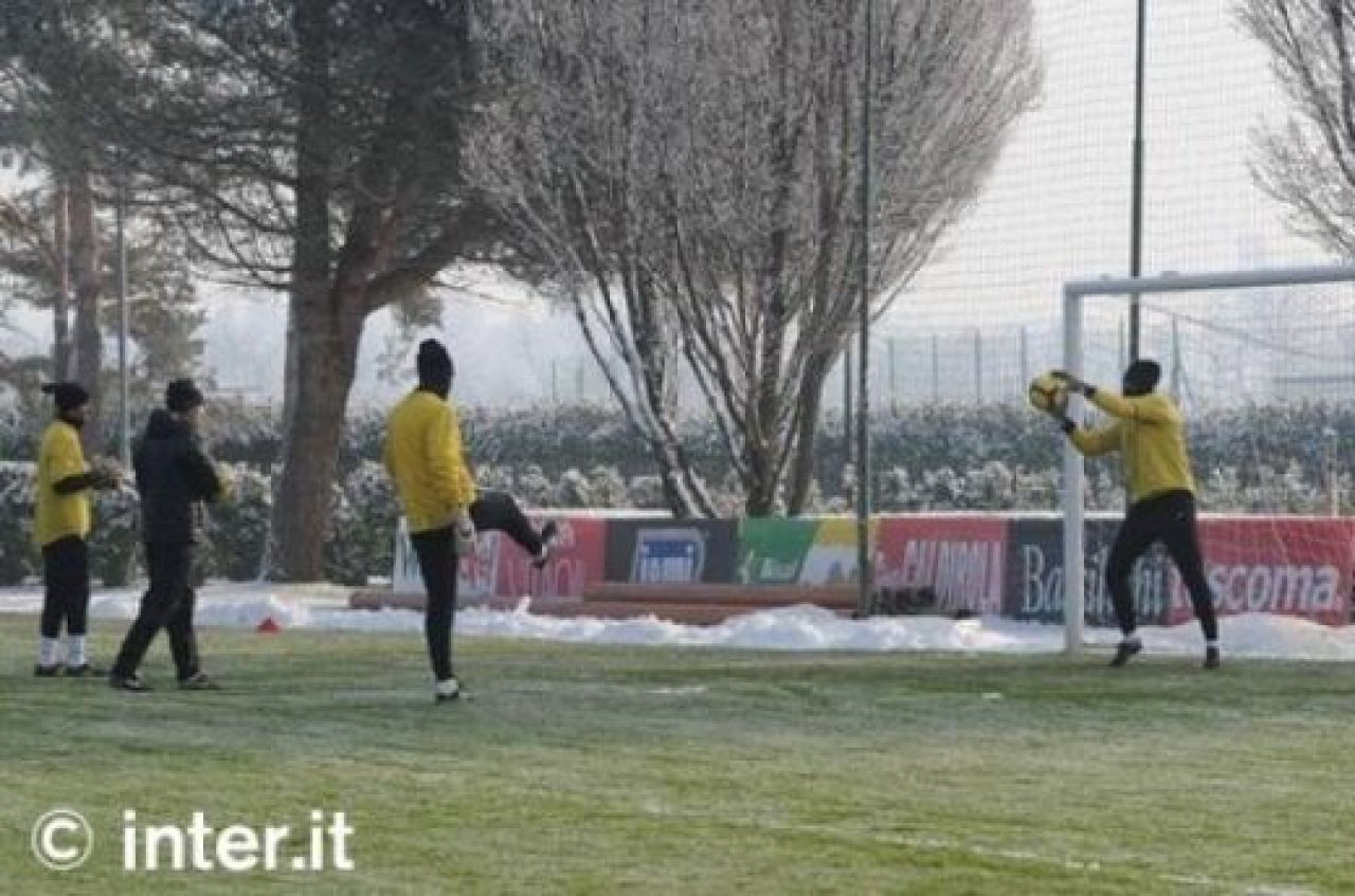TARE! Eto'o s-a antrenat costumat ca un ninja, Chivu, singurul in pantaloni scurti pe GER la Inter :)_11