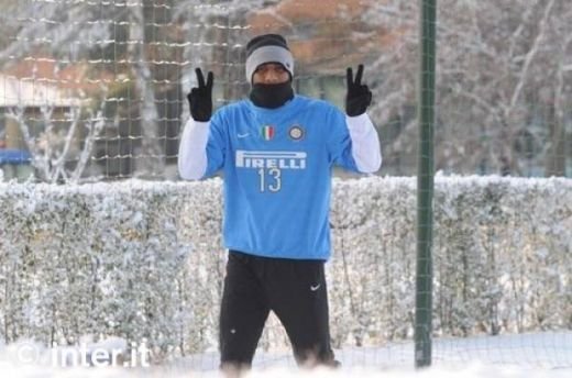 TARE! Eto'o s-a antrenat costumat ca un ninja, Chivu, singurul in pantaloni scurti pe GER la Inter :)_12