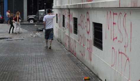 FOTO! Messi, injurat pe strazile din Argentina! Vezi ce mesaje au fost scrise pe case!_4