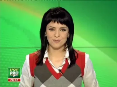 VIDEO / Bute nu se pricepe doar la pumni! Vezi cum a taiat porcul de Craciun: