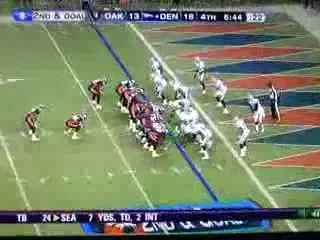 VIDEO / Atac la bijuteriile familiei! Un jucator american a fost lasat in fundul gol in timpul unui meci!