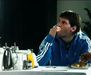 VIDEO! Messi a schimbat obiectul muncii: a inceput sa joace fotbal cu&nbsp;solnita si cubul de zahar