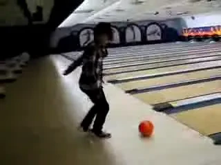 VIDEO! E un trucaj ordinar? :) Vezi o lovitura INCREDIBILA din bowling!