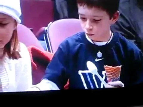 VIDEO! Cel mai tupeist pusti la un meci de fotbal! Gesturi obscene in fata a milioane de oameni