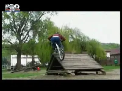 VIDEO / Maseur-ul Bistritei este cel mai tare la jonglerii... pe bicicleta!