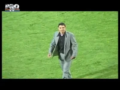 Tamas isi ia bodyguard in Anglia... un roman mai celebru ca el! Vezi cine e!