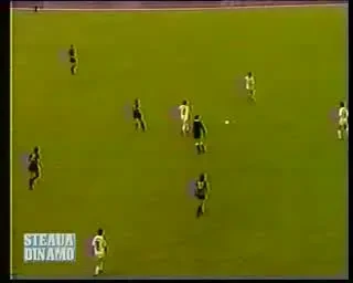 Razvan, selectioner si antrenor la Unirea? Vezi cum o batea Il luce pe Steaua 86 din aceeasi postura!