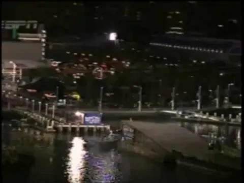 VIDEO A zburat 82 de metri cu masina! Vezi noul record mondial!