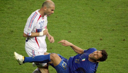 Mutu alaturi de Zidane in TOP 11 EXEMPLE NEGATIVE din FOTBAL!_12