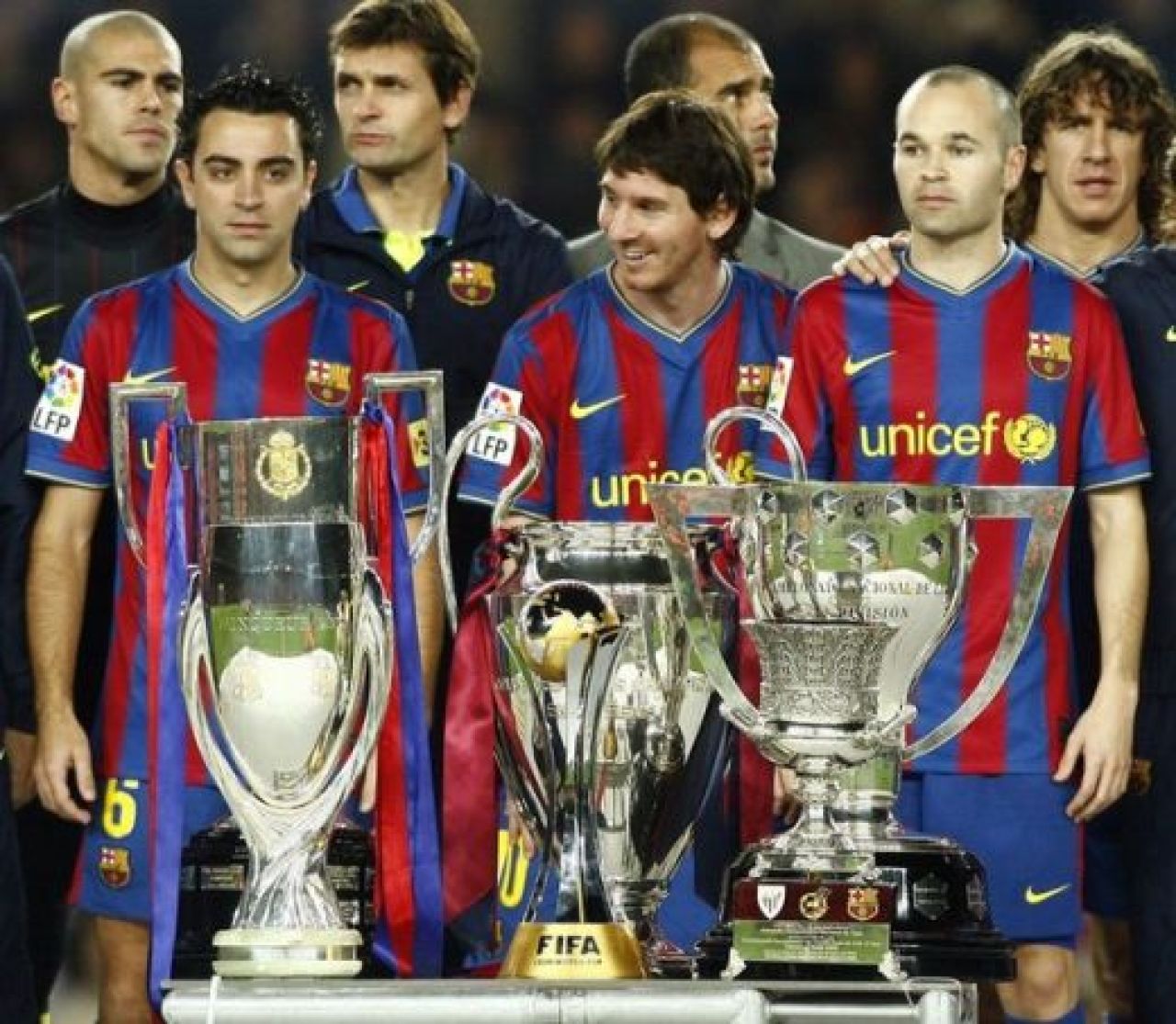 Super imagini! Barcelona le-a prezentat fanilor cele 6 trofee pe 'Viva la vida' a celor de la Coldplay!_3