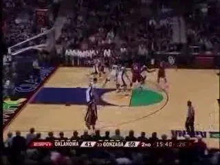 VIDEO Lovitura care&nbsp;a rupt panoul!!! Vezi faza sfarsitului de an in&nbsp;baschet!