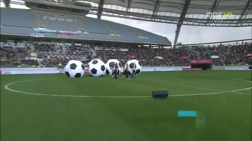 VIDEO / Fabregas, Lampard sau Ronaldo, disputati de un grup pop!