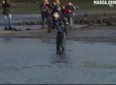 VIDEO / S-a aruncat in apa rece ca gheata, dar era sa nu mai ajunga la mal!