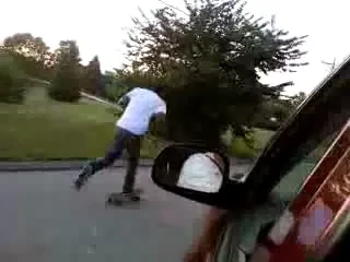 VIDEO:&nbsp;64 km/h pe skateboard!&nbsp;VEZI ce a patit: