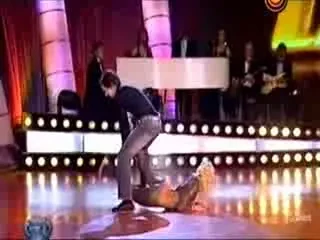 VIDEO:&nbsp;I-a sarit sanul!&nbsp;VEZI cea mai sexy dansatoare de salsa!