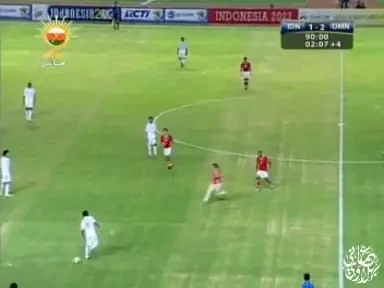 VIDEO / Asa se castiga un meci! Un fan suparat a intrat pe teren ca sa le arate fotbalistilor cum se da un gol: