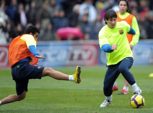 VIDEO / Starurile Barcei s-au antrenat la spital! Messi i-a vizitat pe copiii bolnavi_10