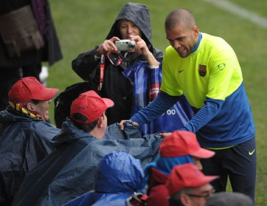 VIDEO / Starurile Barcei s-au antrenat la spital! Messi i-a vizitat pe copiii bolnavi_15