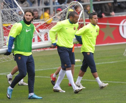 VIDEO / Starurile Barcei s-au antrenat la spital! Messi i-a vizitat pe copiii bolnavi_22