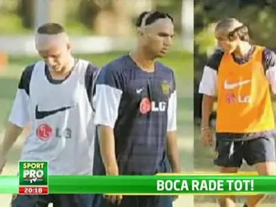 FOTO / Noua moda la Boca! Veteranii i-au tuns pe pusti cu ochii inchisi: