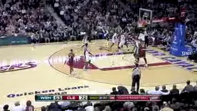 VIDEO! LeBron James a mai inventat o bijuterie!&nbsp;Cos din spatele panoului